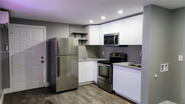 Building Photo - 2489 SW 11th St Unit 2