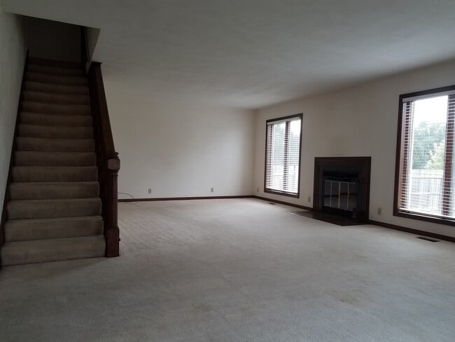 Photo - Beautiful 2-bedroom, 1-1/2 bath 2 Level Du...