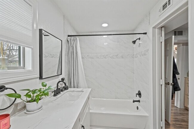 Photo - 4520 Sharon St