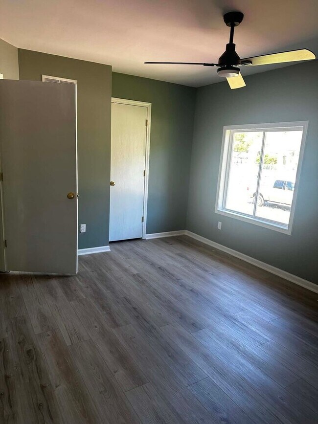 Photo - 4904 Fontana St