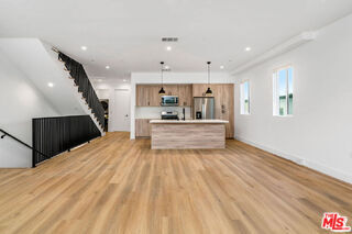 Photo - 10805 Morrison St