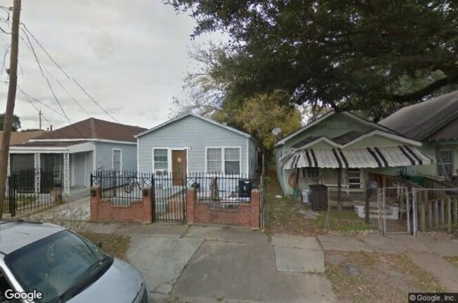 Building Photo - House For Rent.... ALL BILLS PAID