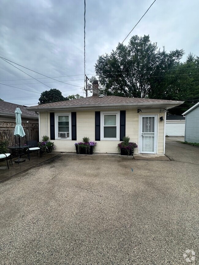 Building Photo - 144 Lathrop Ave Rental