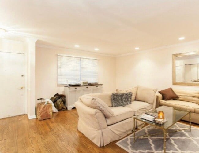 Photo - 1330 N La Salle Dr