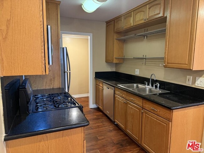 Photo - 2141 S Bentley Ave Unidad 106