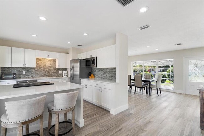 Photo - 2501 NE 12th St