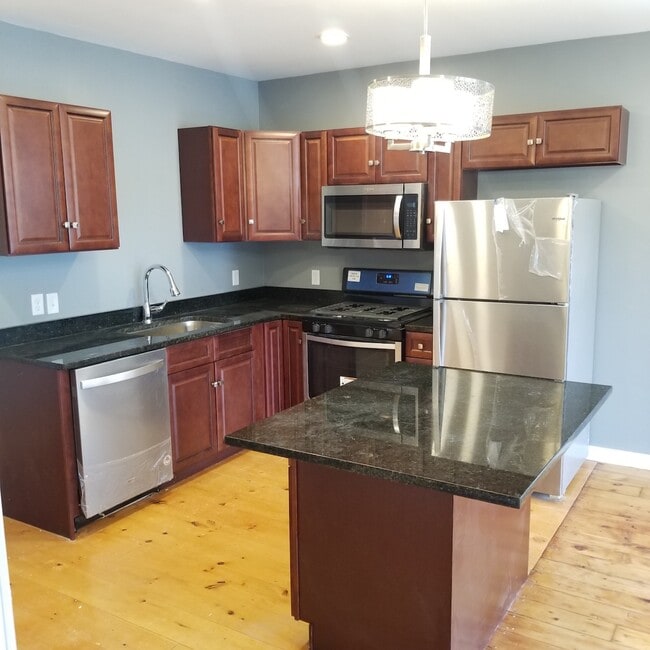 Building Photo - 69 Catharine St Unit 3