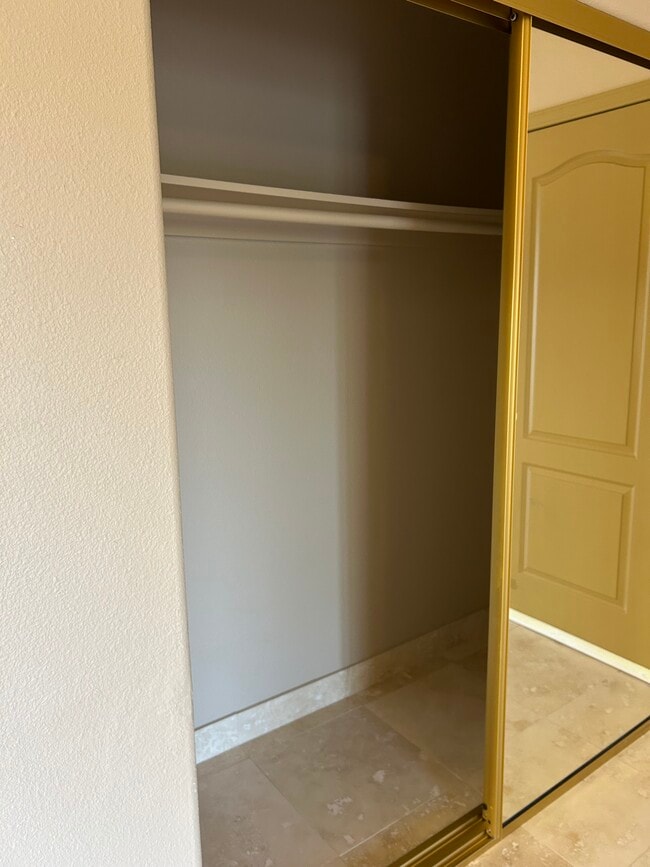 Closet - 34545 Linda Rosea Rd Unidad Harris Ranch Quest Suite