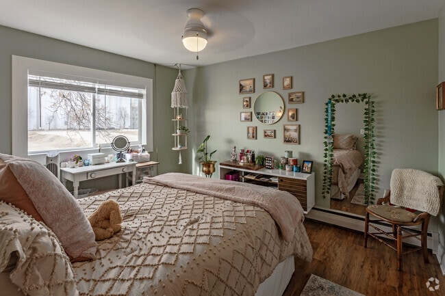 2BR, 1BA - 900SF - Second Bedroom - 409 University Ave SE
