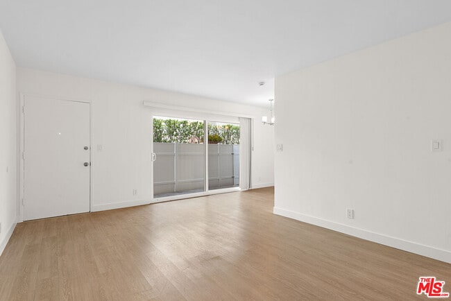 Building Photo - 1433 Brockton Ave Unit 3