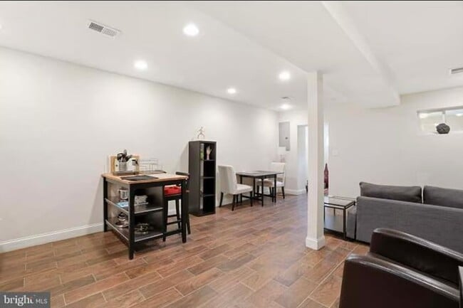 813 Delafield Pl NW Unidad B