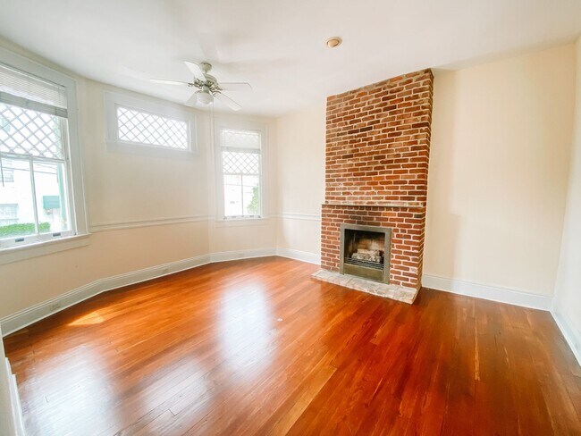 Photo - Gorgeous unit between Prytania and Magazine! Unidad A
