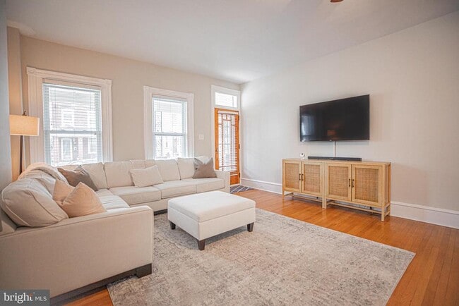Photo - 245 Hurst St