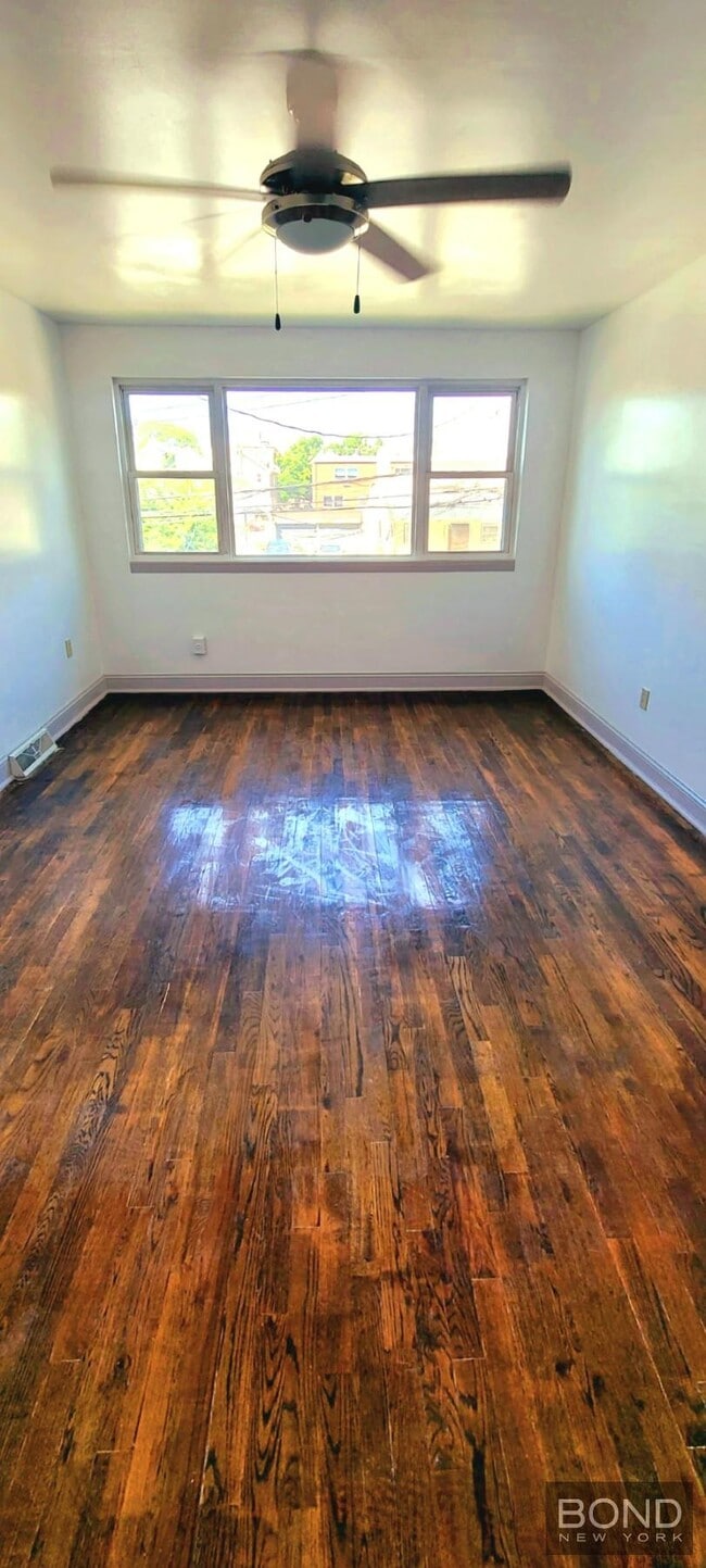 Renovated 3BR in Private Townhouse, only minutes from Midtown Manhattan!