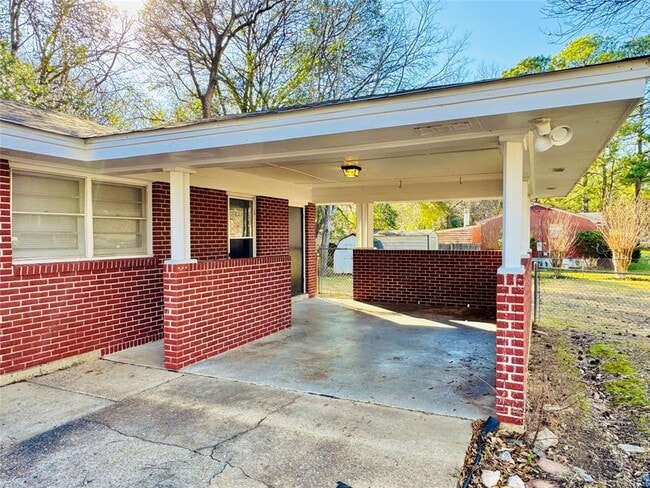 Photo - 1100 Lombard Dr