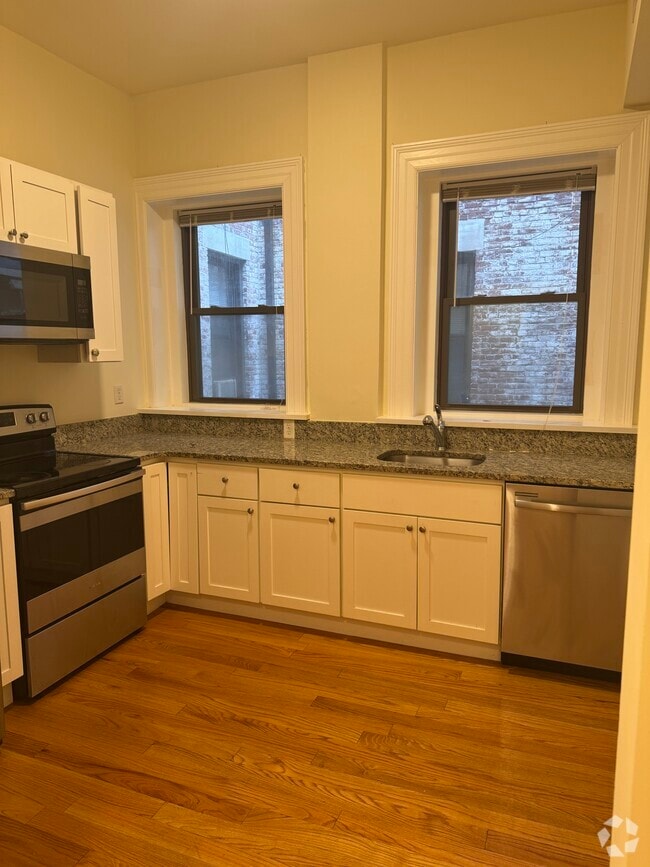 Building Photo - 1471 Beacon St Unit 3 Rental