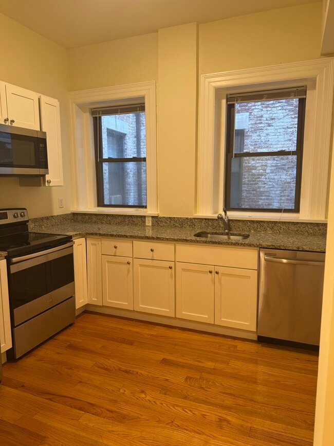 Building Photo - 1471 Beacon St Unit 3 Rental