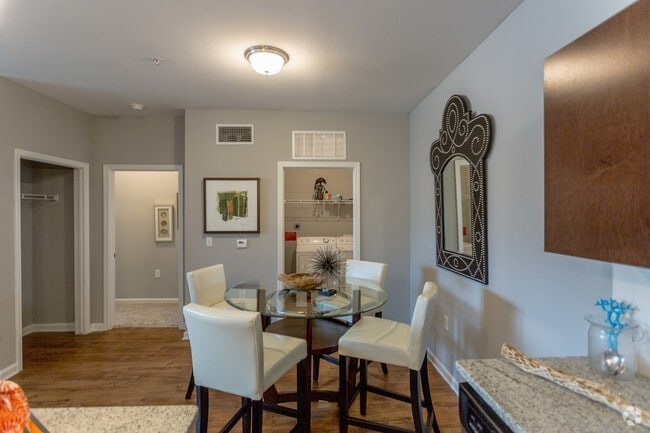 2BR, 2BA - 1088 SF - Dining Area - Hunter's Point