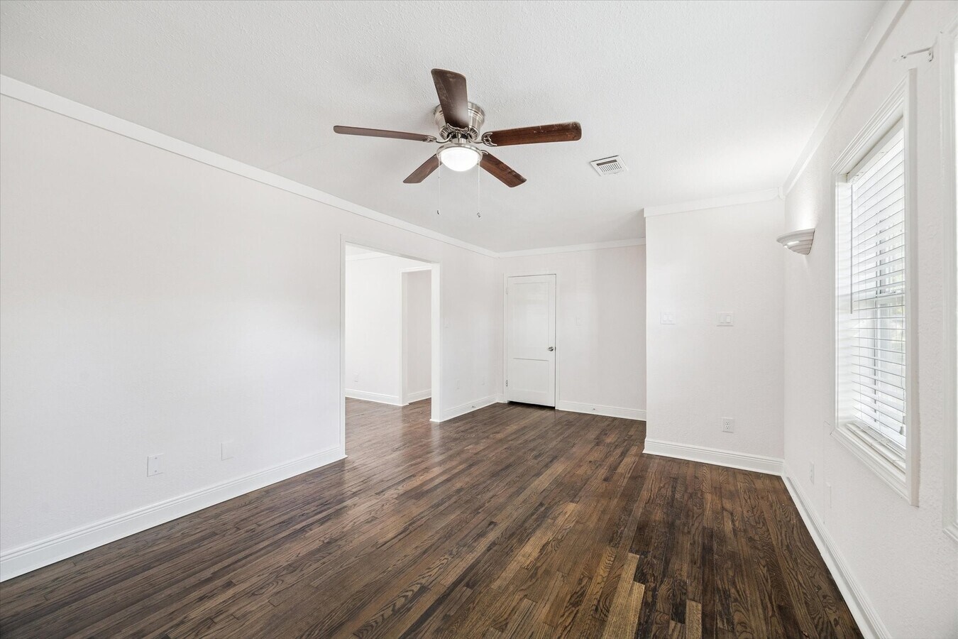 Photo - 129 E 6th St