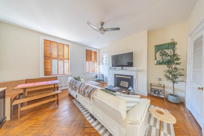 Building Photo - 1712 Beacon St Unit 2