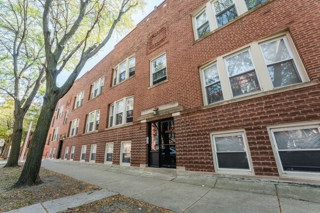 Photo - Lincoln Square / Ravenswood Garden - 2 Bed / 1 Bath - In Unit Laundry Unit 2457-1