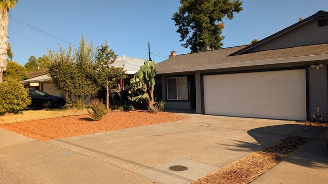 2742 Edison Ave