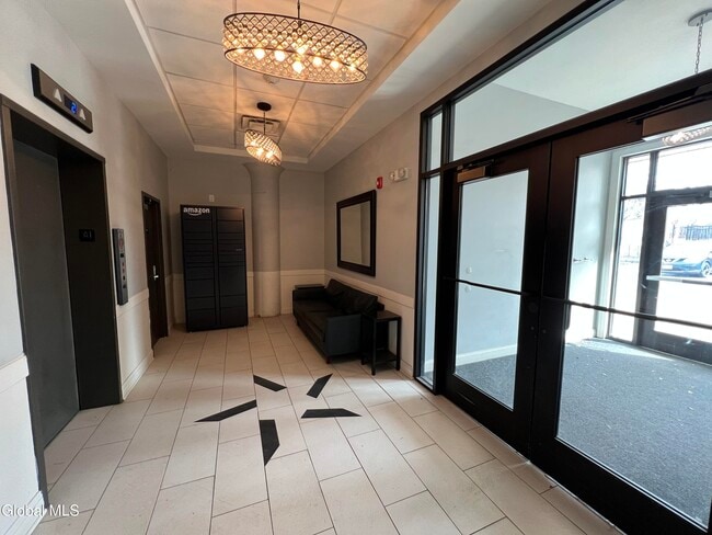 Photo - 733 Broadway Unidad 102