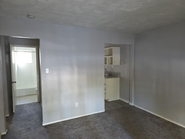 Building Photo - Unfurnished two bedroom apartment Unit 3