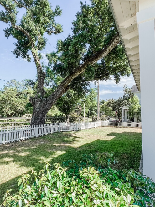 Photo - 764 E 2nd St