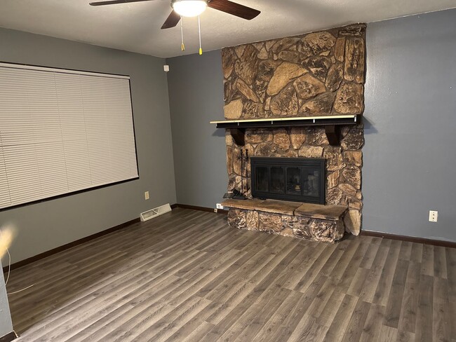 Building Photo - Spacious 3 BR/2 BA in nice north-side culdesac!