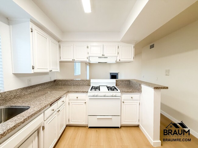 Photo - 11839 Burbank Blvd Unidad 4