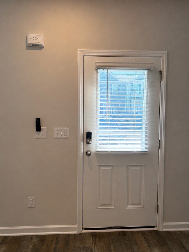 3284 Hamlet Loop
