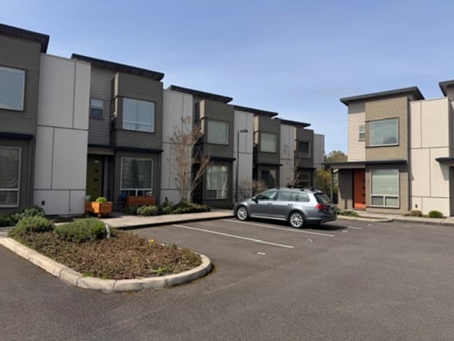 Building Photo - 2 bedroom 2.5 bath End Unit townhouse in Cal Young Area