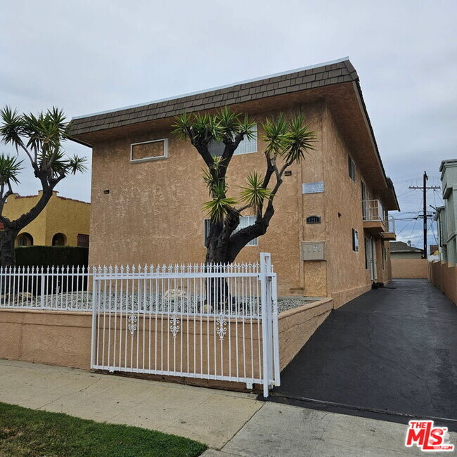 Building Photo - 1211 W 85th St Unit 3 Rental