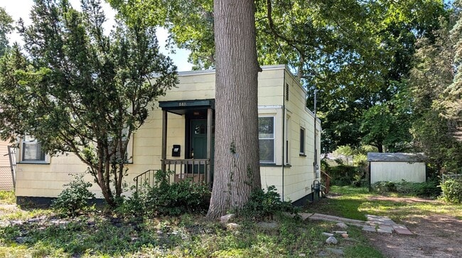 Building Photo - 1-2 bedroom Lakeside home