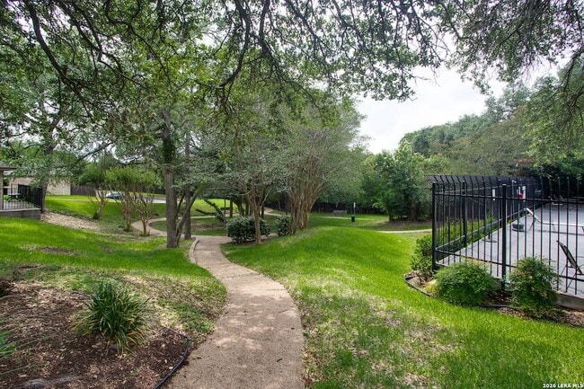 Photo - 1015 E Yager Ln