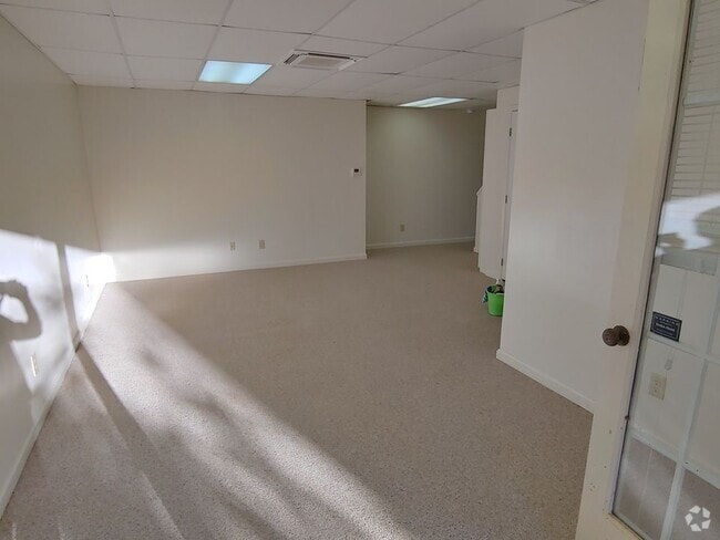 Building Photo - 103 Thornewood Dr Unit Basement Apartment
