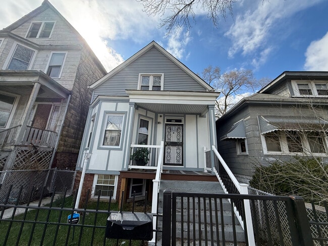 Building Photo - 5942 S Justine St