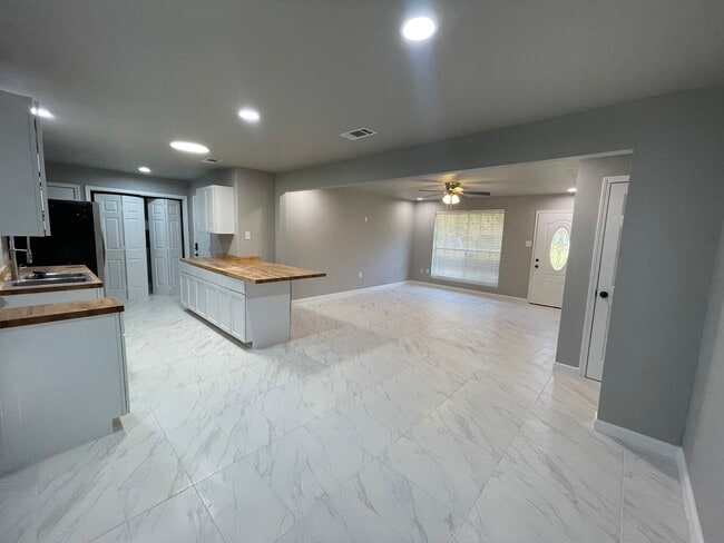 Building Photo - 7118 Melpomene Dr