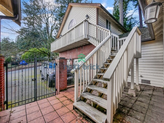 Photo - Studio for Rent with Garage Parking!
