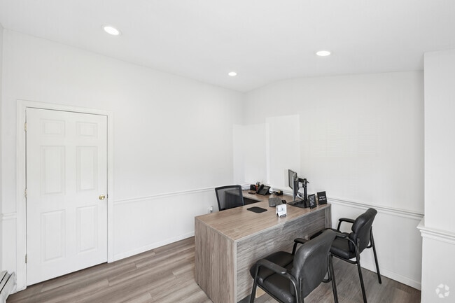 Leasing Office - Heatherwood House at Ronkonkoma