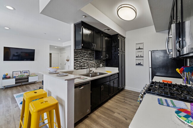 3BR, 3BA - 1,317SF