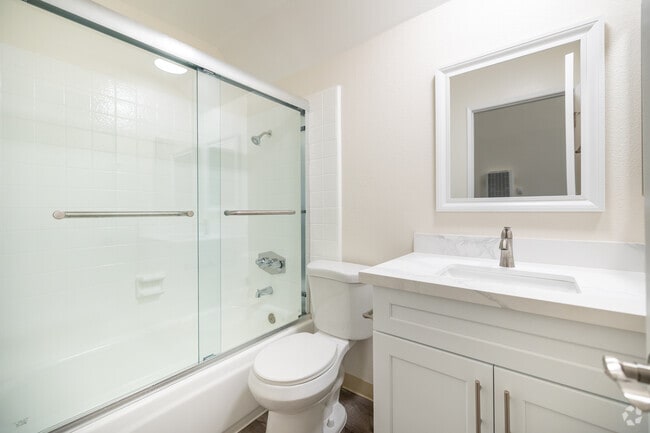 1BR, 1BA - 715SF - Bathroom
