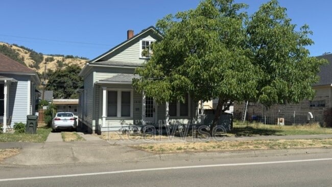Building Photo - 1416 SE Pine St