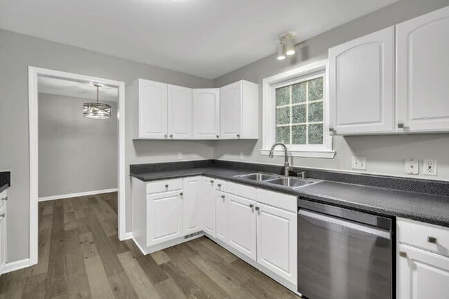 Charming 3BR/3BA Home with Lawn Care Included - Prime Simpsonville Location!