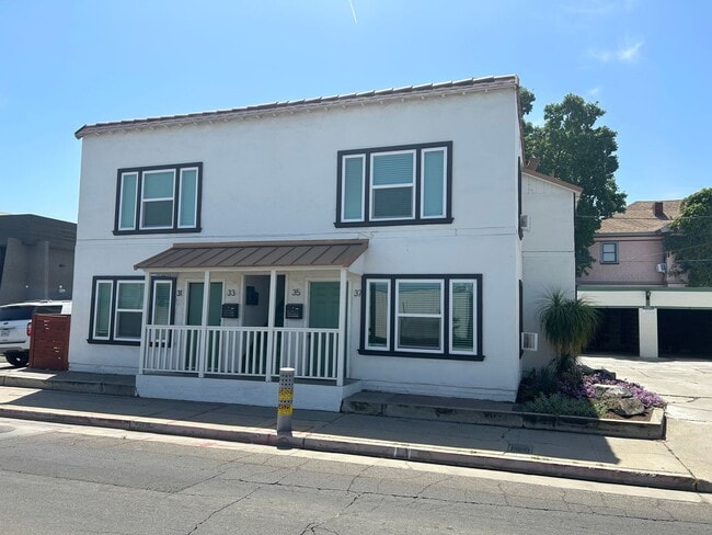 Building Photo - A little vintage with updates Unit 31