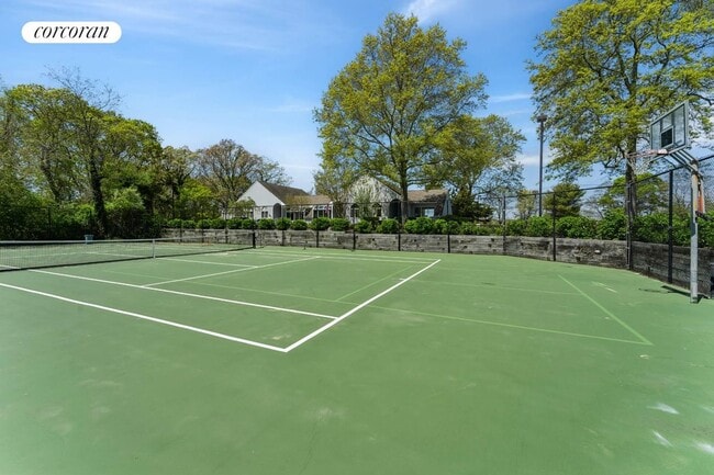 Photo - 400 Noyack Rd