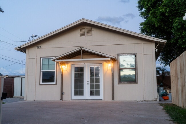 Building Photo - 926 W Estes Way Unit GH