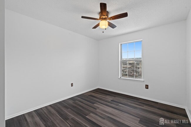 Photo - 12 Kingston Run