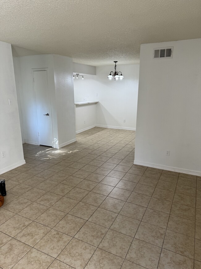 Building Photo - 17401 Red Oak Dr Rental